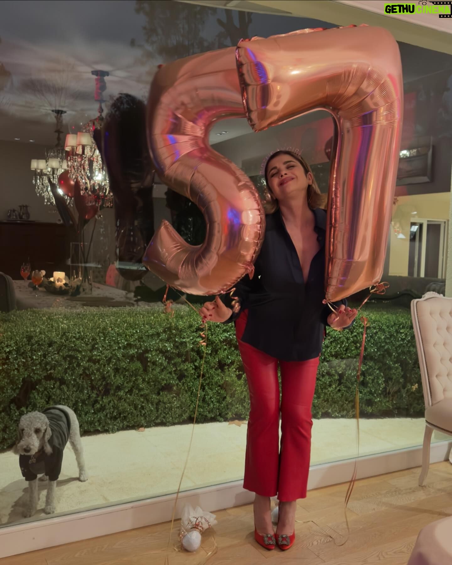 Araceli González - 102.3K Likes - Feliz y merecido cumpleaños para mi! Con mis amores ! 🎉🌸. Mi deseo no es deseo! Es un gracias a mi vida hoy! Mi elección hoy! Mi amor hoy! Gracias soy muy afortunada y quiero agradecer ❤️