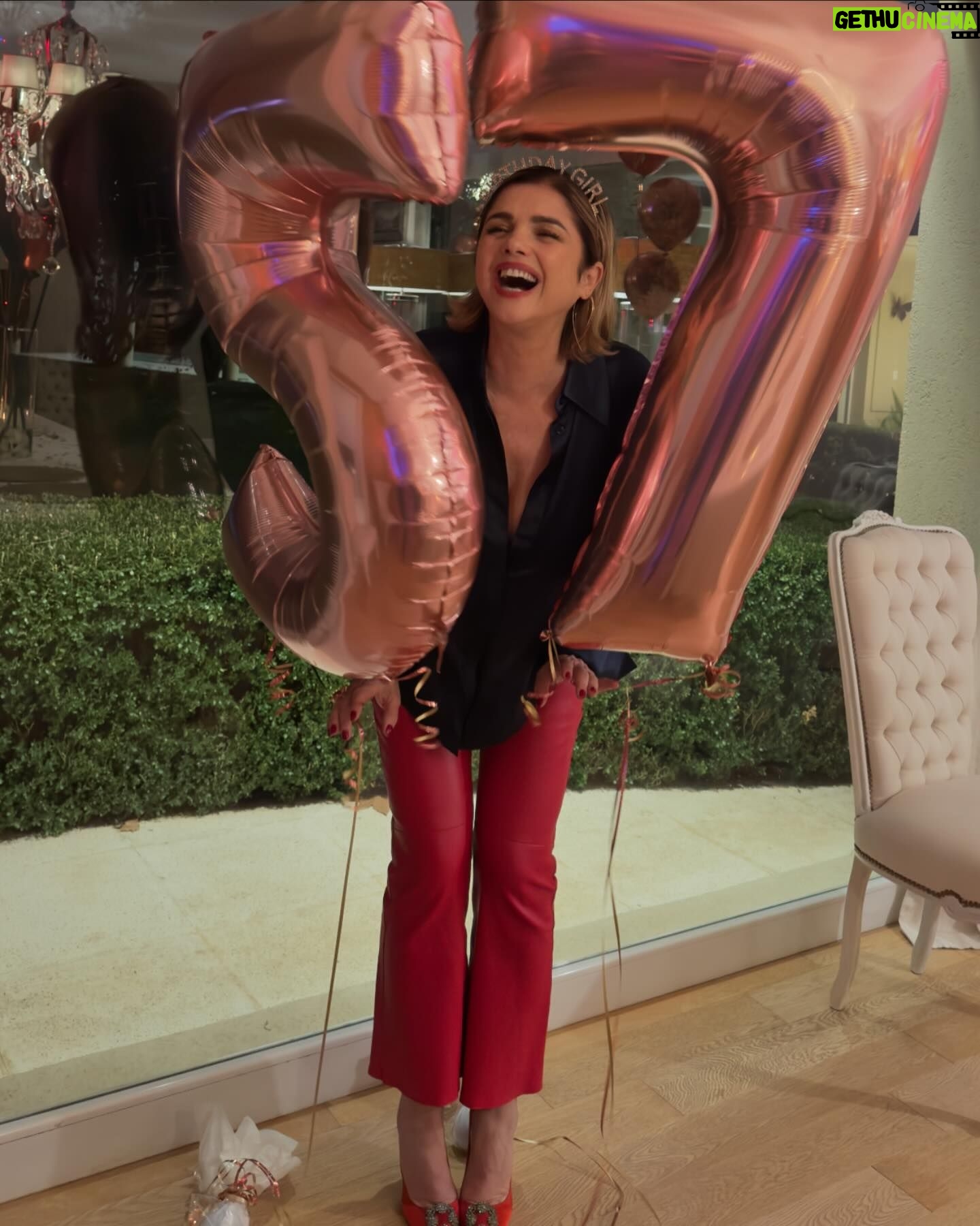 Araceli González - 102.3K Likes - Feliz y merecido cumpleaños para mi! Con mis amores ! 🎉🌸. Mi deseo no es deseo! Es un gracias a mi vida hoy! Mi elección hoy! Mi amor hoy! Gracias soy muy afortunada y quiero agradecer ❤️