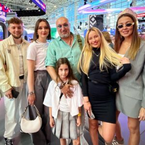 Aram Ananyan Instagram - Это больше чем лейбл - это семья 🫶🏼💞@archer_music 🎶  Самая большая привилегия, которая дана человеку свыше - быть причиной добрых перемен в чьей-то жизни.

Лизка @lizakolegina с днём рождения 🥳 
#happybirthday #самыйлучшийдень 

P.S. Никогда не игнорируйте людей, которые заботятся о вас. Потому что в один прекрасный день, вы можете проснуться и понять, что потеряли Луну, считая звезды.