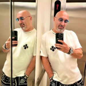 Aram Ananyan Instagram - Прикольно было бы, если нас было бы двое😂

Но один раз живём, и надо быть проще)
•  Обидел кого то - извинись.
•  Соскучился - позвони.
•  Хочешь встретится - пригласи.
•  Любишь кого-то - признайся.
•  Хочешь чтоб тебя поняли - объясни.
•  Хочешь сделать добро - помоги. 
•  Хочешь ещё что-то - попроси.
•  Остались еще вопросы - спроси.

Лайк - если вы согласны со мной 👍🏼
