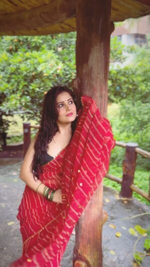 Archana Gupta Instagram - Hai kya kis ko pata ? 
.
.
.
.
.
.
.
.
.
#trendingsongs #trendingreels #mystyle #sareelove #love #janam #archanagupta #rains #romanticsong #desigirl #sareeswag #redsaree #reelsindia #mumbairains #fashionstyle #actress #bollywood #badnewz