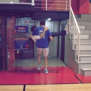 Ari Aguiar Instagram - Inspirados no desafio Curry X Ionescu, fizemos o desafio Guilherme Giovannoni x Helen Luz. Confere aí o resultado e aproveitem pra dizer. Quem ganha: Curry ou Ionescu.