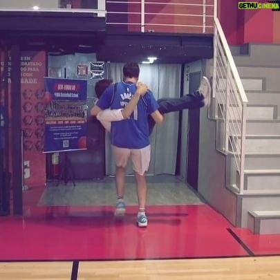 Ari Aguiar - 4K Likes - Inspirados no desafio Curry X Ionescu, fizemos o desafio Guilherme Giovannoni x Helen Luz. Confere aí o resultado e aproveitem pra dizer. Quem ganha: Curry ou Ionescu.