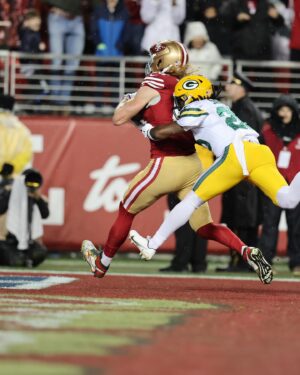 Ari Aguiar Instagram - George Kittle antes, durante e depois! 🏈🙌👏

📺 @espnbrasil e @starplusbr 
🎙️ @ariaguiar 

🎟️ Ingressos para o NFL in Brasa a venda no link do perfil. #NFLBrasil