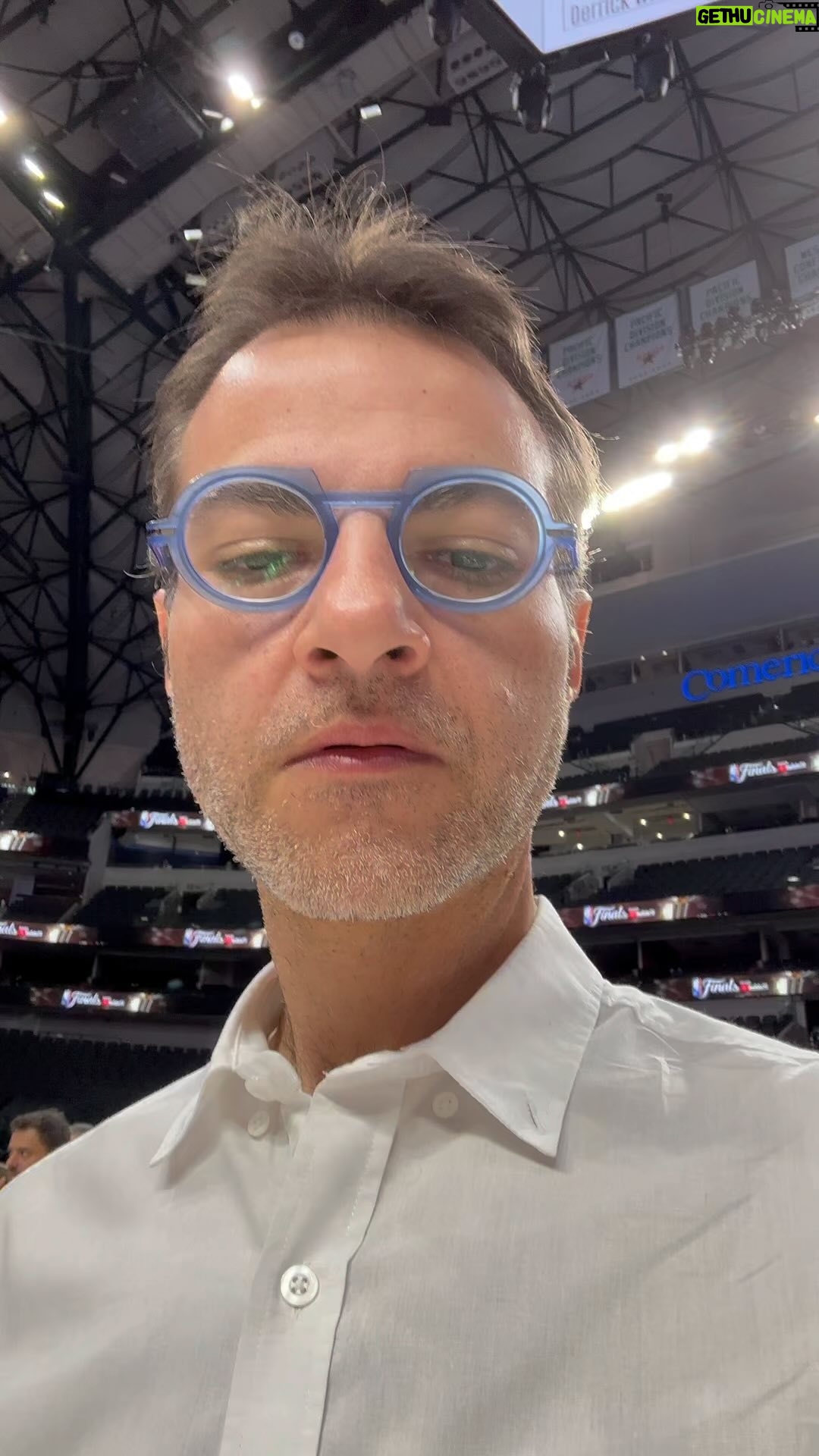Ari Aguiar - 2.8K Likes - Pessoal do Dallas nem apareceu pra bater bola. Tão com cara de derrota demais. Do outro lado é só sorriso. Eu se tivesse que chutar diria que de amanhã não passa não #nba #nbafinals #nbaplayoffs #nbafinalsnaespn