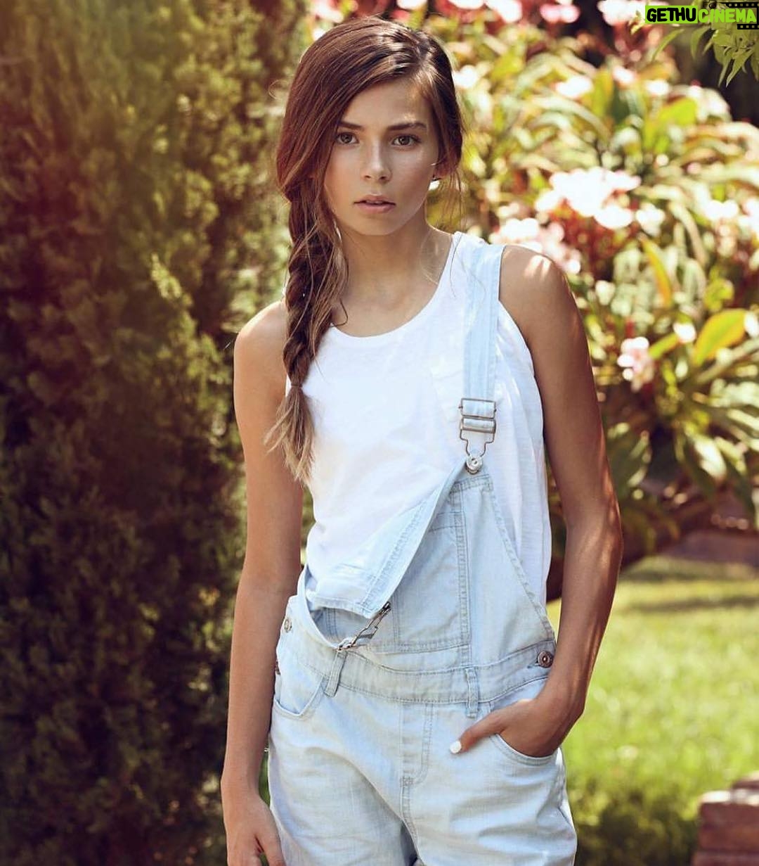 Aria Spinello - 2.8K Likes - Sometimes you just got to pull yourself up by your bootstraps and get going...be present but don't let the past hold you back from your future.. @robert.beczarski MUAH @christinaturino š #future #inspire #younghollywood #lamodelsyouth #dancer #actress #workforit #workinprogress #present #learning #summer #teenstyle #braides #overalls #youngstyle #jeans #sideponytail #teenfashion #lamodels #lagunabeach