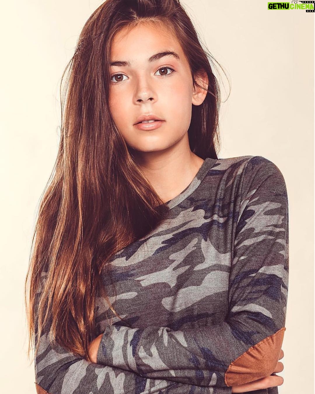 Aria Spinello - 2K Likes - Does anyone else feel it.. itās getting cooler #ilovesweaterweather #sweaterweather #sweatshirt #fall #coolernights #chilly #autumn