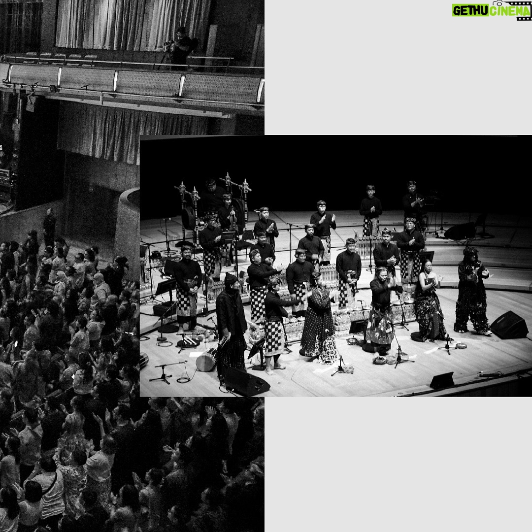Ario Bayu - 479 Likes - A photo you can hear.
Gemuruh tepuk tangan dari para penonton yang memenuhi @esplanadesingapore kala itu, memacu semangat kami untuk terus berkarya.
Setelah memulai perjalanan kami di Singapore, kali ini Samsara cine-concert akan hadir di @indonesiabertutur! Catat tanggalnya:
🗓️ 16 Agustus 2024
⏰ 19:30 WITA
📍 Peninsula Island, Nusa Dua, Bali
Untuk kamu yang sudah menantikan panggung Samsara di Indonesia, jangan sampai melewatkannya karena pemutaran ini GRATIS!
Sampai jumpa di @indonesiabertutur! 🤍
________________________
The roar of applause from the audience who filled @esplanadesingapore at that time moved us. Our audience’s most significant appreciation drives us to keep creating.
After kicking off our journey in Singapore, Samsara cine-concert is coming to @indonesiabertutur! Mark your calendar on August 16th at 19:30 WITA.
See you at @indonesiabertutur! 🤍
#Samsara #FilmSamsara #SamsaraCineconcert #SilentMovie #BlackandWhiteMovie