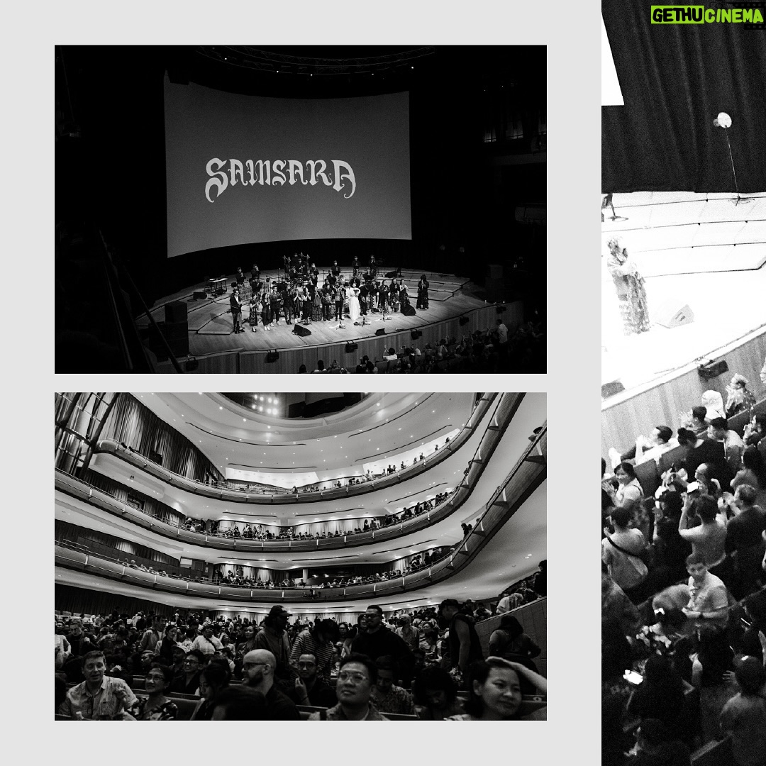 Ario Bayu - 479 Likes - A photo you can hear.
Gemuruh tepuk tangan dari para penonton yang memenuhi @esplanadesingapore kala itu, memacu semangat kami untuk terus berkarya.
Setelah memulai perjalanan kami di Singapore, kali ini Samsara cine-concert akan hadir di @indonesiabertutur! Catat tanggalnya:
🗓️ 16 Agustus 2024
⏰ 19:30 WITA
📍 Peninsula Island, Nusa Dua, Bali
Untuk kamu yang sudah menantikan panggung Samsara di Indonesia, jangan sampai melewatkannya karena pemutaran ini GRATIS!
Sampai jumpa di @indonesiabertutur! 🤍
________________________
The roar of applause from the audience who filled @esplanadesingapore at that time moved us. Our audience’s most significant appreciation drives us to keep creating.
After kicking off our journey in Singapore, Samsara cine-concert is coming to @indonesiabertutur! Mark your calendar on August 16th at 19:30 WITA.
See you at @indonesiabertutur! 🤍
#Samsara #FilmSamsara #SamsaraCineconcert #SilentMovie #BlackandWhiteMovie
