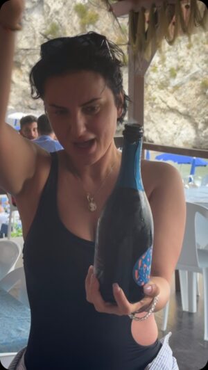 Arisa Instagram - “42 anni. Ci penso e sorrido, con il cuore che batte un po’ più forte. Non avrei mai immaginato che questo viaggio, fatto di sogni e fragilità, mi avrebbe portata fin qui. Da bambina credevo che a quest’età avrei capito tutto, che sarei stata invincibile, e invece ho scoperto che la bellezza sta proprio nelle crepe, nelle imperfezioni che raccontano la nostra storia.

Sono una donna che ha conosciuto le ombre e la luce, che ha inciampato mille volte nei propri dubbi, ma che ha sempre trovato la forza di rialzarsi, anche quando sembrava impossibile. La vita mi ha insegnato che la vera forza non è non cadere mai, ma avere il coraggio di ricominciare, di amarsi ogni giorno un po’ di più, nonostante le paure, nonostante tutto.

Ci sono stati momenti in cui avrei voluto fermarmi, chiudere gli occhi e smettere di sentire. Ma poi ho capito che è proprio attraverso quelle difficoltà che sono diventata la donna che sono oggi: fragile, sì, ma anche forte nella sua fragilità. E soprattutto capace di amare, di sperare, di credere nei buoni sentimenti.

A tutte le anime delicate là fuori, a chi si sente imperfetto e fuori posto, voglio dire: non abbiate paura di essere voi stessi. Ogni cicatrice, ogni sorriso, ogni lacrima ha un valore immenso. Non arrendetevi mai nella ricerca della vostra verità, perché è lì, nascosta tra le pieghe del vostro cuore, pronta a fiorire.

Buon compleanno a me, e a chiunque non smetta di sognare, di lottare, di vivere con tutto il cuore. Perché la vita è un viaggio meraviglioso, e vale la pena percorrerlo fino in fondo. 💜

Grazie a tutti per gli auguri 🏋️‍♀️