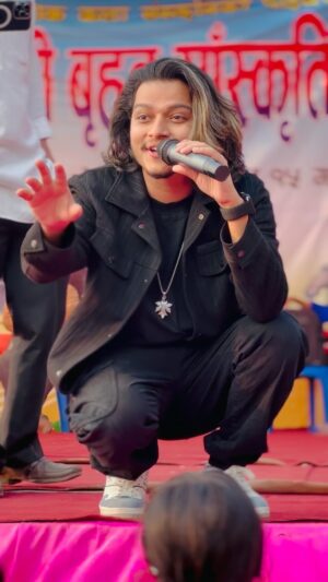 Arjun Sapkota Instagram - रोल्पामा बस्यौ अलक्कै..😎
.
.
.
.
.
.
#arjunsapkota 
#reelsinstagram #PahadiSong #nepal🇳🇵 #trending #rolpa #trendingreels #concert #explore #fyp #reels #instagood #reelsvideo