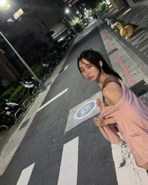 Arlena Chang Instagram - 一個人趕路滿孤獨的，但時間會慢下來。

第一次搭輕軌的人
我大高雄！變得我都不認得你了！！！