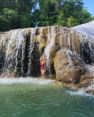 Arleth Terán Instagram - Desconectar para conectar 🍃☀️🏝️ Disfrutando cada maravilla de mi México amado 🥰🇲🇽 #CascadasDeRobertoBarrios