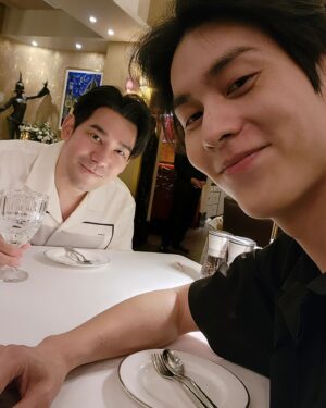 Arm Sappanyoo Panatkool Instagram - มีคนพามาเดท 😘😘 ป.ล.รูปที่สองคือคุณลุงเค้าต้องพกแว่นตามาอ่านเมนู 5555
