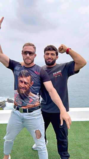Arman Tsarukyan Instagram - Огненный🔥 face to face  с 1 номером  @ufc 🔥 @arm_011 
И просьба отнестись с пониманием к моим джинсам это произошло спонтанно😀 в #Таиланде очень жарко )🇹🇭