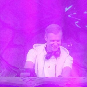 Armin van Buuren Instagram - Still reminiscing from my closing set last week at @tomorrowland, it was such an honor to close the mainstage again, the last time I did this was back in 2013 🔥 You can relive my set now on my YouTube channel! 

Also make sure to pick up my ‘Sunrise T-Shirt’ which I wore during the set, you have untill August 3rd!