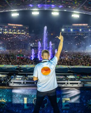 Armin van Buuren Instagram - Still reminiscing from my closing set last week at @tomorrowland, it was such an honor to close the mainstage again, the last time I did this was back in 2013 🔥 You can relive my set now on my YouTube channel! 

Also make sure to pick up my ‘Sunrise T-Shirt’ which I wore during the set, you have untill August 3rd!