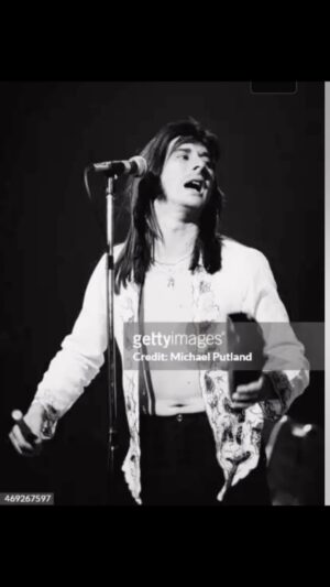Arnel Pineda Instagram - a very very belated happy birthday to the one and only voice #TheVoice @steveperrymusic of @journeyofficial 
#myvocalhero 😍🙏

this is @gettyimages #MichaelPutland property