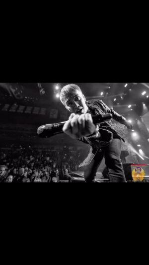 Arnel Pineda Instagram - pouring out all of @journeyofficial & @totothemselves soul for you #bridgeport #connecticut tonight..
#lastshowfornow #littlebreak #seeyouallsoon #thankyouverymuch #weloveyouall 😍❤️