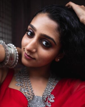 Arsha Baiju Instagram - காதல் தேசம்♥️
Styling : @amritha_lakshmi___  @styledby_al_ 
Photography : @premsampaul 
Mua : @vasan_makeupartist @sreegeshvasan_makeupartist 
Jewelery : @titli.flutteringwings 
Outfit : @kritilabel 
Location : @napierheritage 
Special thanks : @shanavas_ismaill