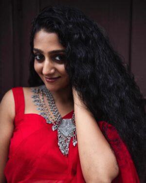 Arsha Baiju Instagram - காதல் தேசம்♥️
Styling : @amritha_lakshmi___  @styledby_al_ 
Photography : @premsampaul 
Mua : @vasan_makeupartist @sreegeshvasan_makeupartist 
Jewelery : @titli.flutteringwings 
Outfit : @kritilabel 
Location : @napierheritage 
Special thanks : @shanavas_ismaill