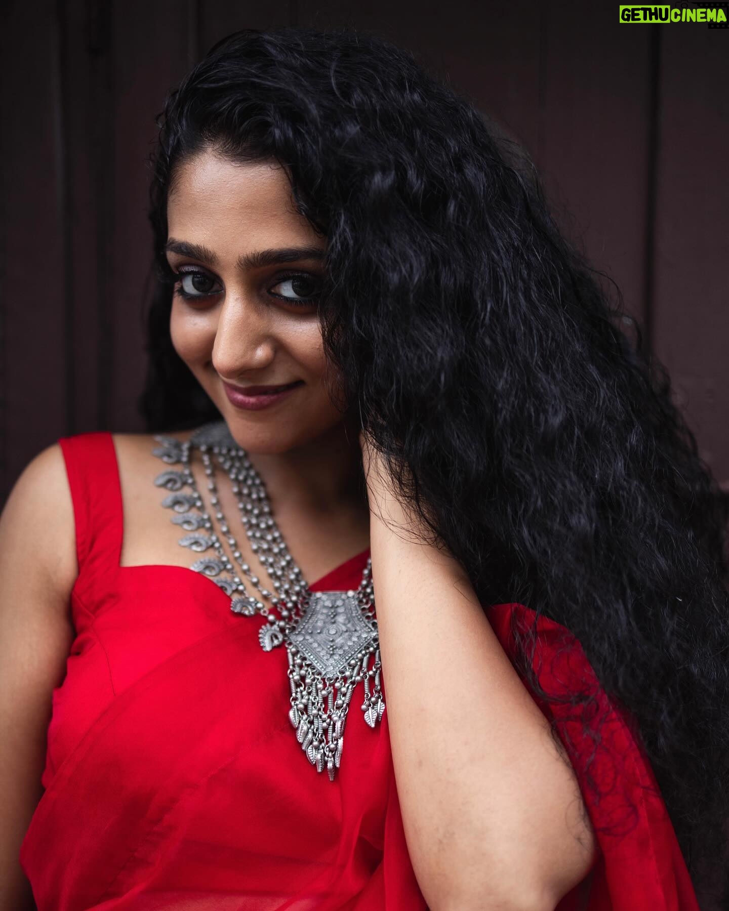 Arsha Baiju - 44.6K Likes - காதல் தேசம்♥️
Styling : @amritha_lakshmi___ @styledby_al_
Photography : @premsampaul
Mua : @vasan_makeupartist @sreegeshvasan_makeupartist
Jewelery : @titli.flutteringwings
Outfit : @kritilabel
Location : @napierheritage
Special thanks : @shanavas_ismaill