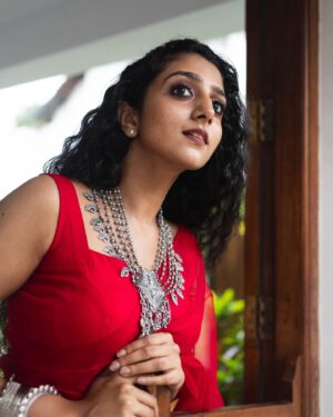 Arsha Baiju Instagram - காதல் தேசம்♥️
Styling : @amritha_lakshmi___  @styledby_al_ 
Photography : @premsampaul 
Mua : @vasan_makeupartist @sreegeshvasan_makeupartist 
Jewelery : @titli.flutteringwings 
Outfit : @kritilabel 
Location : @napierheritage 
Special thanks : @shanavas_ismaill