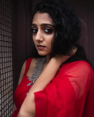 Arsha Baiju Instagram - காதல் தேசம்♥️
Styling : @amritha_lakshmi___  @styledby_al_ 
Photography : @premsampaul 
Mua : @vasan_makeupartist @sreegeshvasan_makeupartist 
Jewelery : @titli.flutteringwings 
Outfit : @kritilabel 
Location : @napierheritage 
Special thanks : @shanavas_ismaill