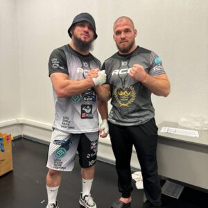 Artem Reznikov Instagram - @Ali_Hulk_Bagov 🤝 @Artem.Rez 

Все вопросы между бойцами закрыты!