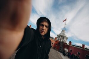 Artyom Muratov Instagram - Поездка в Питер. Проект #VKМеста . Помимо того, что я просто всегда кайфую от пребывания в этом городе, мне еще посчастливилось кайфануть от людей, которые меня окружали. Спасибо сплочённой команде проекта, работу которой вы можете увидеть в сообществе «Места» в Vk. А красивого контента с города на Неве я буду постить еще!😎 Уж больно его накопилось!🌇 

#санктпетербург 
Photo by: @ded.photographer