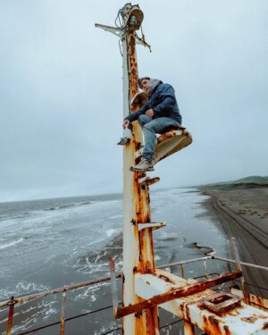 Artyom Muratov Instagram - В данный момент я впитываю в себя весь вайб Южно-Сахалинска и Курильских островов. Сказать, что я рад - будет мало. Я в восторге! Никогда я еще не чувствовал такого единения с природой как тут. Я видел красивые места на планете, но таких ни разу! Даже сравнить не с чем. Не смотря на то, что у нас давольно насыщенная программа, невозможно посетить все топовые локации этих мест даже за две недели, а значит, я еще сюда вернусь. Впереди о.Кунашир! Буду выкладывать контент🤪
Южно-Сахалинск, Курилы -  обожание❤️
P.s. На фото уже непригодный к использованию тягач на побережье Тихого океана. По рассказам местных, его охранял мужик от желающих сдать его на металлолом и жил рядом с ним 4 года! Для чего? Возможно для того, чтобы я выложил эти фото😊 #vkместа #сахалин 
backstage : @bobkinkirill @bochkarev_films