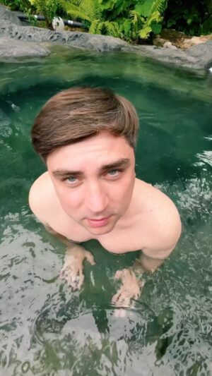Artyom Muratov Instagram - Я тут недавно прочувствовал силу дикой природы и вдохновился уникальной красотой острова Кунашир: мощью Тихого океана, величественными вулканами, горячими озерами, диким краснокнижным лесом, что собственно и вам советую.
Возникает вопрос: а где там остановиться? Отвечаю: Есть офигенное место на Курилах - премиальный глампинг Кунашир Резорт и СПА с волшебным СПА-комплекс с открытыми термальными бассейнами и рестораном с панорамным куполом с видом на хвойный лес🌲 @kunashir.resortspa 

Экскурсии на квадроциклах - для любителей экстрима - просто ТОП🔥

Если что, Сентябрь и октябрь - это идеальное время для путешествия на Курилы! Чтоб вы знали❤️