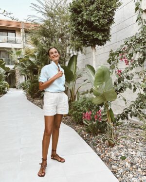 Arzum Onan Instagram - Yazın klasiklerinden.. #premiumessentials
#reklam
Foto @halelarisa 😘