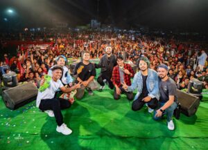 Ash King Instagram - Amazing memory created in Kharagpur☺️
-
12 thousand audience plus singing all my songs along with me is a dream 🙌🏽
-
Meet the band 
@raj_kumardewan 
@jesuisnikki8adi 
@vst_rahul 
@sasmitrudra 
@ajitpercussionboy 
@kylemukerjee 
@a4arnab 
-
-
-
#ashking #ashkinglive #kharagpur #kharagpur_diaries #talbagichakharagpur #talbagicha