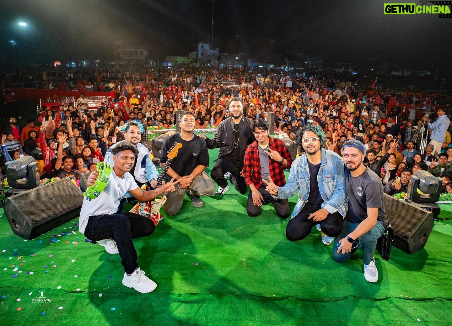 Ash King - 1.4K Likes - Amazing memory created in Kharagpur☺️
-
12 thousand audience plus singing all my songs along with me is a dream 🙌🏽
-
Meet the band
@raj_kumardewan
@jesuisnikki8adi
@vst_rahul
@sasmitrudra
@ajitpercussionboy
@kylemukerjee
@a4arnab
-
-
-
#ashking #ashkinglive #kharagpur #kharagpur_diaries #talbagichakharagpur #talbagicha