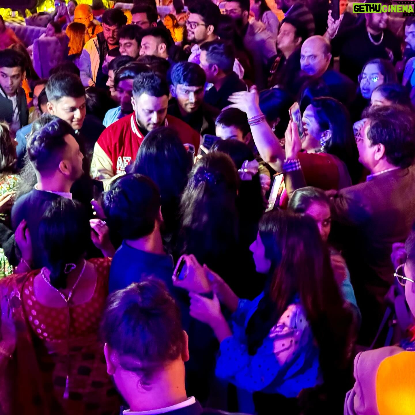 Ash King - 1.9K Likes - āLogic will get you from A to B. Imagination will take you everywhere.ā āAlbert Einstein
-
Brilliant time in Jaipur with some amazing people šš½
-
@sasmitrudra
@chaituontheroll
@vinit_arora59
@ajitpercussionboy
@kylemukerjee
@jugnu_chaudhary
-
#jaipurdiaries #jaipur #jaipurwedding #ashking #ashkinglive