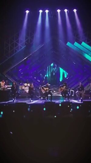 Ash King Instagram - What's better than performing with amazing artists? Them being your friends. 

Love you @ashkinglive @ipritamofficial @shalmiaow @antaramitraofficial @nakash_aziz

Clip 1 of 2 🙂

#nikhilpaulgeorge #ashking #pritam #shalmalikholgade #nakashaziz #sohamchakraborty #musician #singer #guitarist #bollywoodsinger
