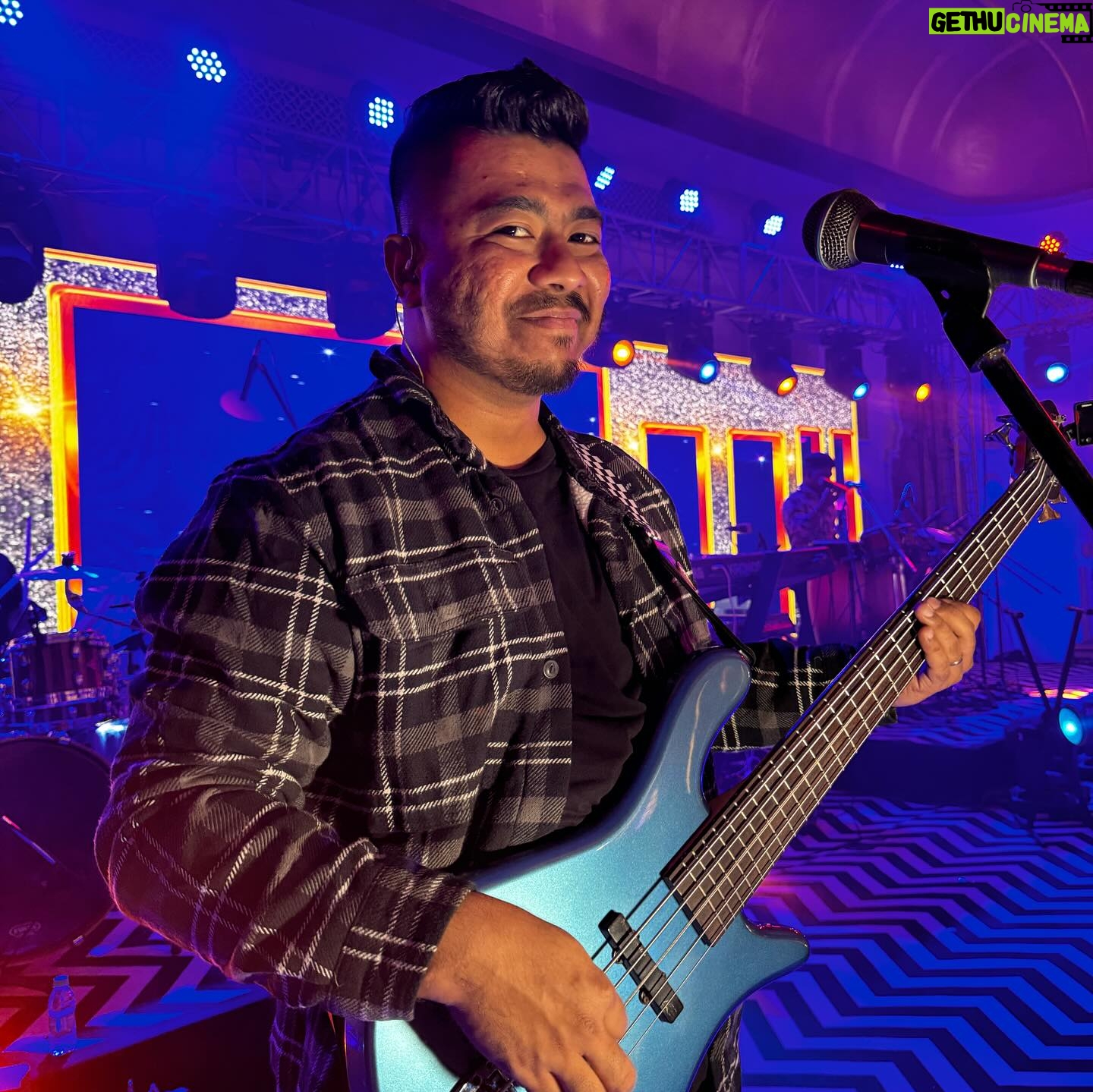 Ash King - 1.9K Likes - āLogic will get you from A to B. Imagination will take you everywhere.ā āAlbert Einstein
-
Brilliant time in Jaipur with some amazing people šš½
-
@sasmitrudra
@chaituontheroll
@vinit_arora59
@ajitpercussionboy
@kylemukerjee
@jugnu_chaudhary
-
#jaipurdiaries #jaipur #jaipurwedding #ashking #ashkinglive