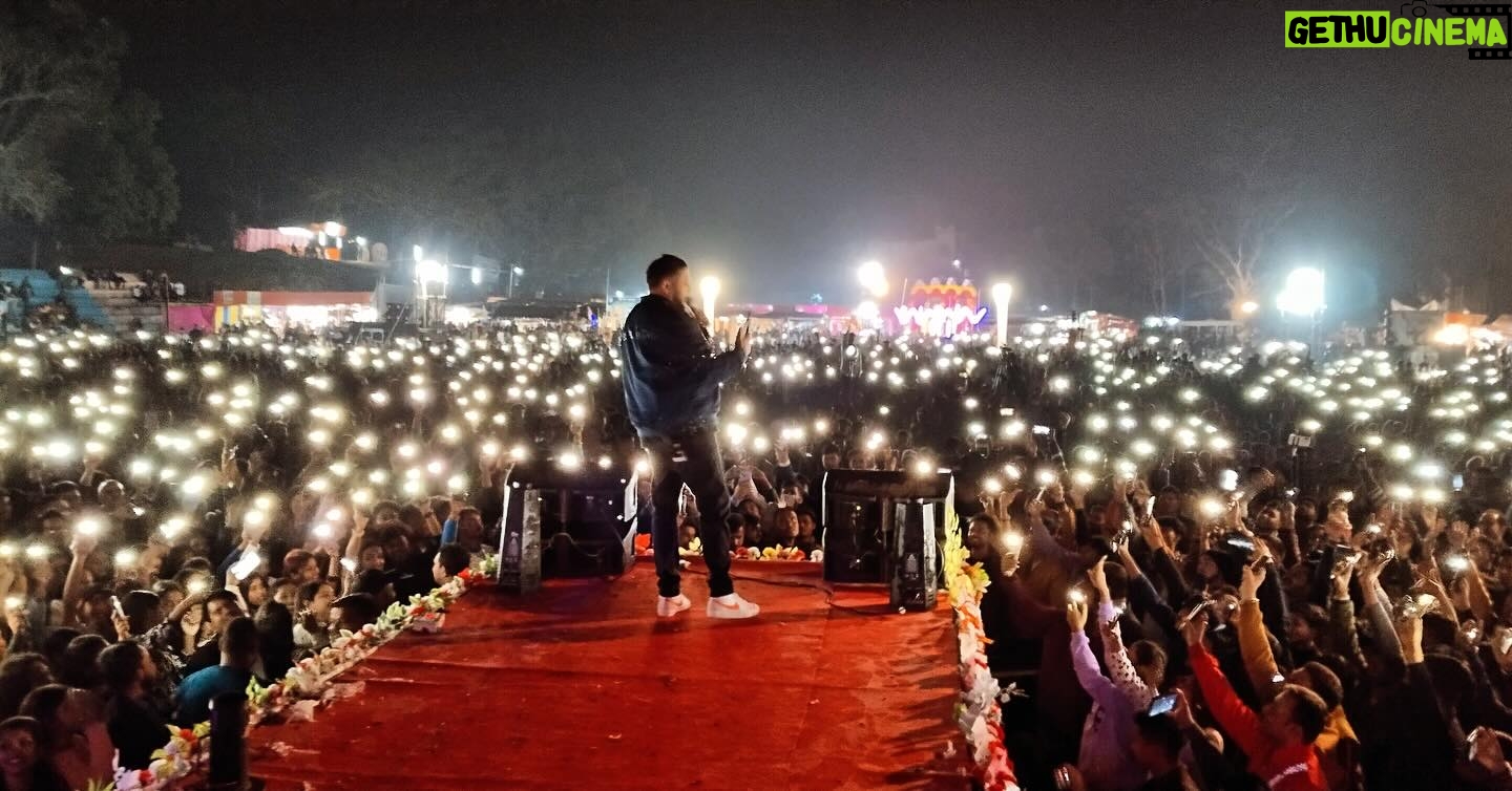 Ash King - 1.9K Likes - Give me love Iāll give you music šš½
šø - @a4arnab
#milanmela #ashking #ashkinglive