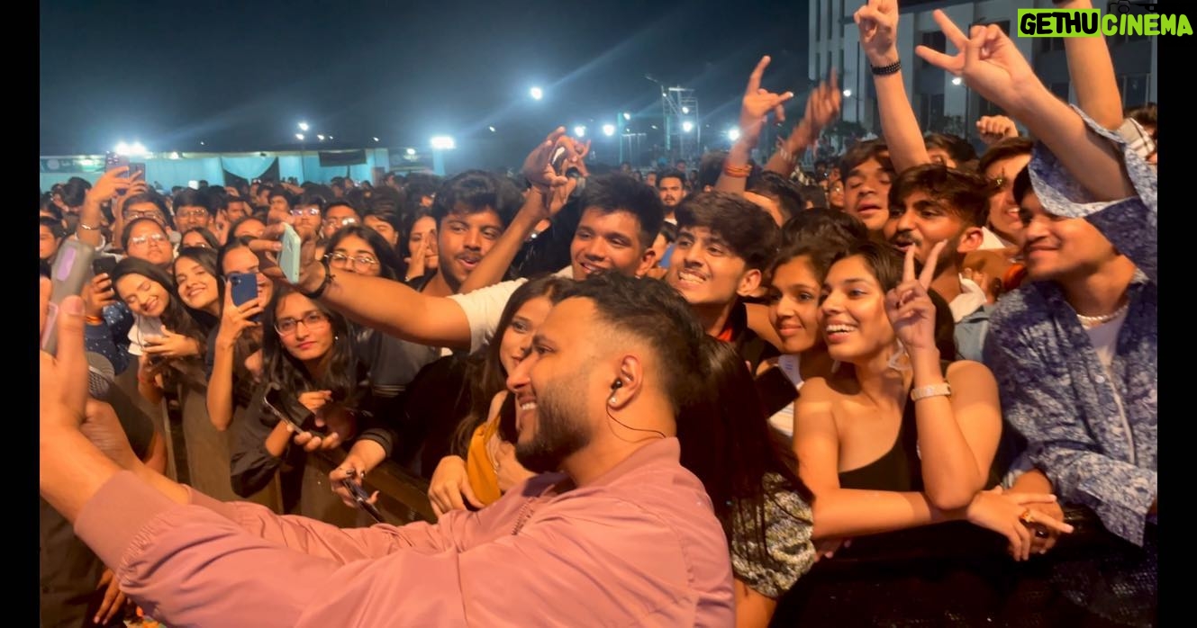 Ash King - 1.3K Likes - @nmimsindore thank you for the energy you guys brought to me 🙌🏽🔥🔥🔥
-
-
📸 - @a4arnab
-
-
#ashking #ashkinglive #ashkingliveconcert #nmimsindore #nmims #indore