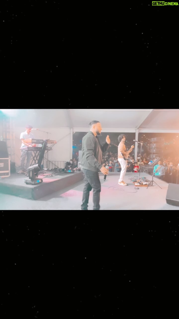 Ash King - 1.8K Likes - ‘Te Amo’ live for @prestigefernsresidency in the beautiful city of Bangalore 🙌🏽❤️
-
📸 ➡️ @a4arnab - Tour manager
-
Band members ⬇️⬇️⬇️
@raj_kumardewan - Bass Guitar
@kylemukerjee - Sound
@chaituontheroll - Lead Guitar
@vst_rahul - Drums
@sasmitrudra - Keys
-
#ashking #ashkinglive #pujo #teamo