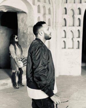 Ash King Instagram - Off stage antics in Hyderabad 
-
@a4arnab 
#ashking 
#throwback #throwbackmemories #throwbackthursday