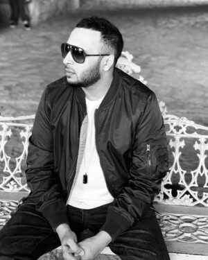 Ash King Instagram - Off stage antics in Hyderabad 
-
@a4arnab 
#ashking 
#throwback #throwbackmemories #throwbackthursday