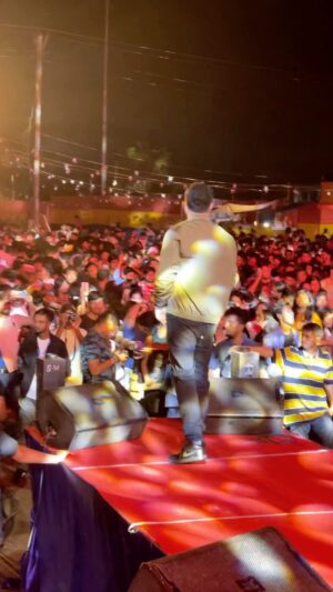 Ash King Instagram - Most favourite part of my concert is the R&B breakdown of ’Bandook Meri Laila’ 🤩
-
Absolute MONSTER of a song made by @sachinjigar written by @vayurus featuring @raftaarmusic @sidmalhotra and myself
-
📸 - @a4arnab 
-
Big up the live band for this show ⬇️ 
@raj_kumardewan 
@jesuisnikki8adi 
@rahulmurlidhargangurde 
@kushalmangalmusic 
@ajitpercussionboy 
@kylemukerjee 
-
#ashking #ashkinglive #ashkingliveconcert #gospelrnb #hindirnb