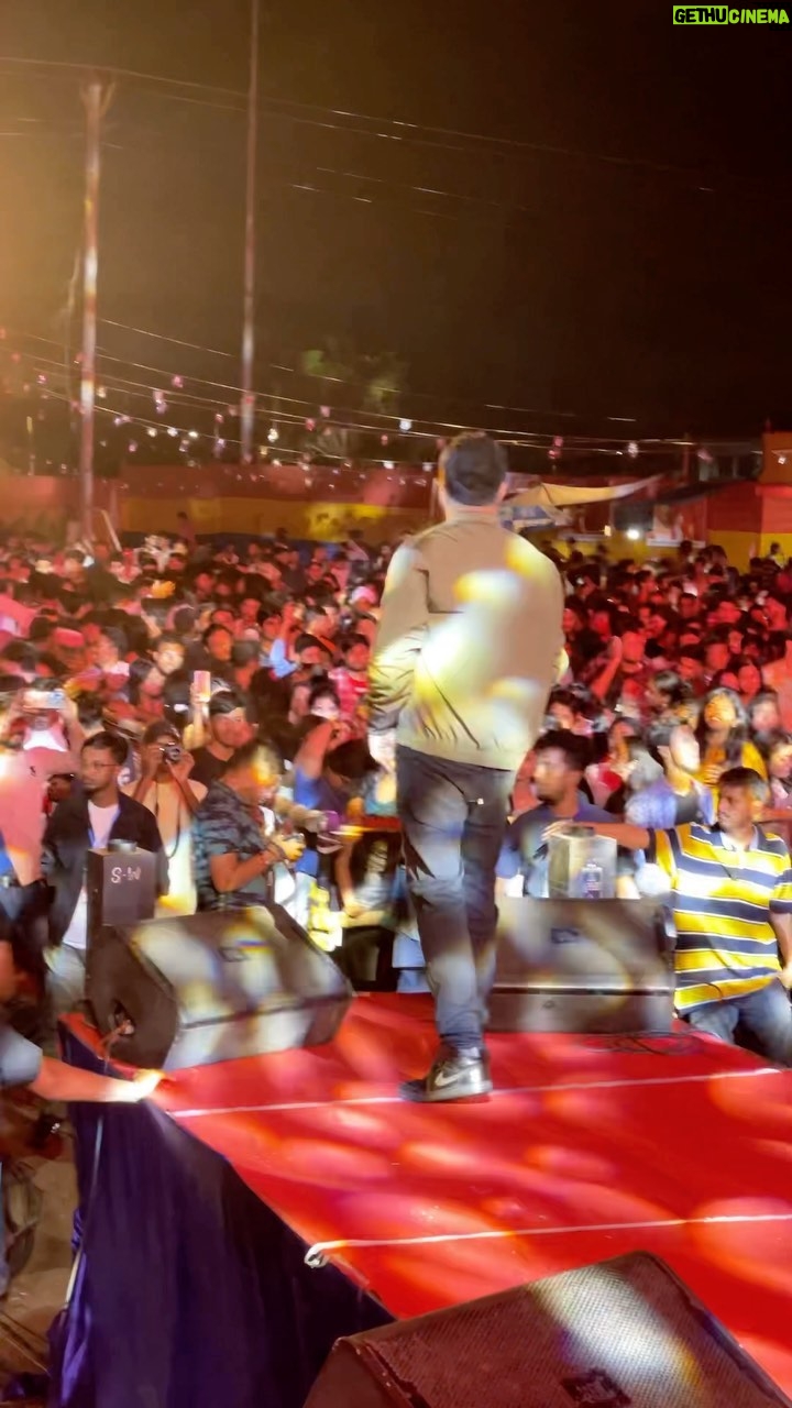 Ash King - 3.3K Likes - Most favourite part of my concert is the R&B breakdown of ’Bandook Meri Laila’ 🤩
-
Absolute MONSTER of a song made by @sachinjigar written by @vayurus featuring @raftaarmusic @sidmalhotra and myself
-
📸 - @a4arnab
-
Big up the live band for this show ⬇️
@raj_kumardewan
@jesuisnikki8adi
@rahulmurlidhargangurde
@kushalmangalmusic
@ajitpercussionboy
@kylemukerjee
-
#ashking #ashkinglive #ashkingliveconcert #gospelrnb #hindirnb