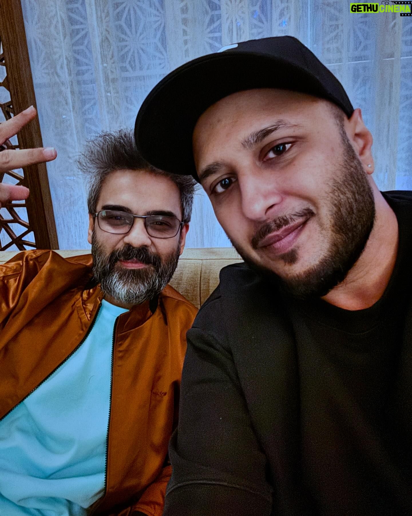 Ash King - 1.6K Likes - Met the Golden voice of the evergreen @habibwahidofficial in the beautiful city of Dhaka āŗļø
-
Maybe a song on its way š¤
