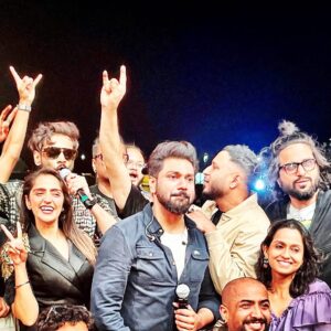 Ash King Instagram - Brother @mithoon11 blessing the audience with his amazing songs and a brilliant line up of 
@aseeskaurmusic 
@javedali4u 
@yasserdesai 
@aamantrikha 
@abhisheknailwal 
-
📸 - @a4arnab 
#daman #mithoonlive #ashking