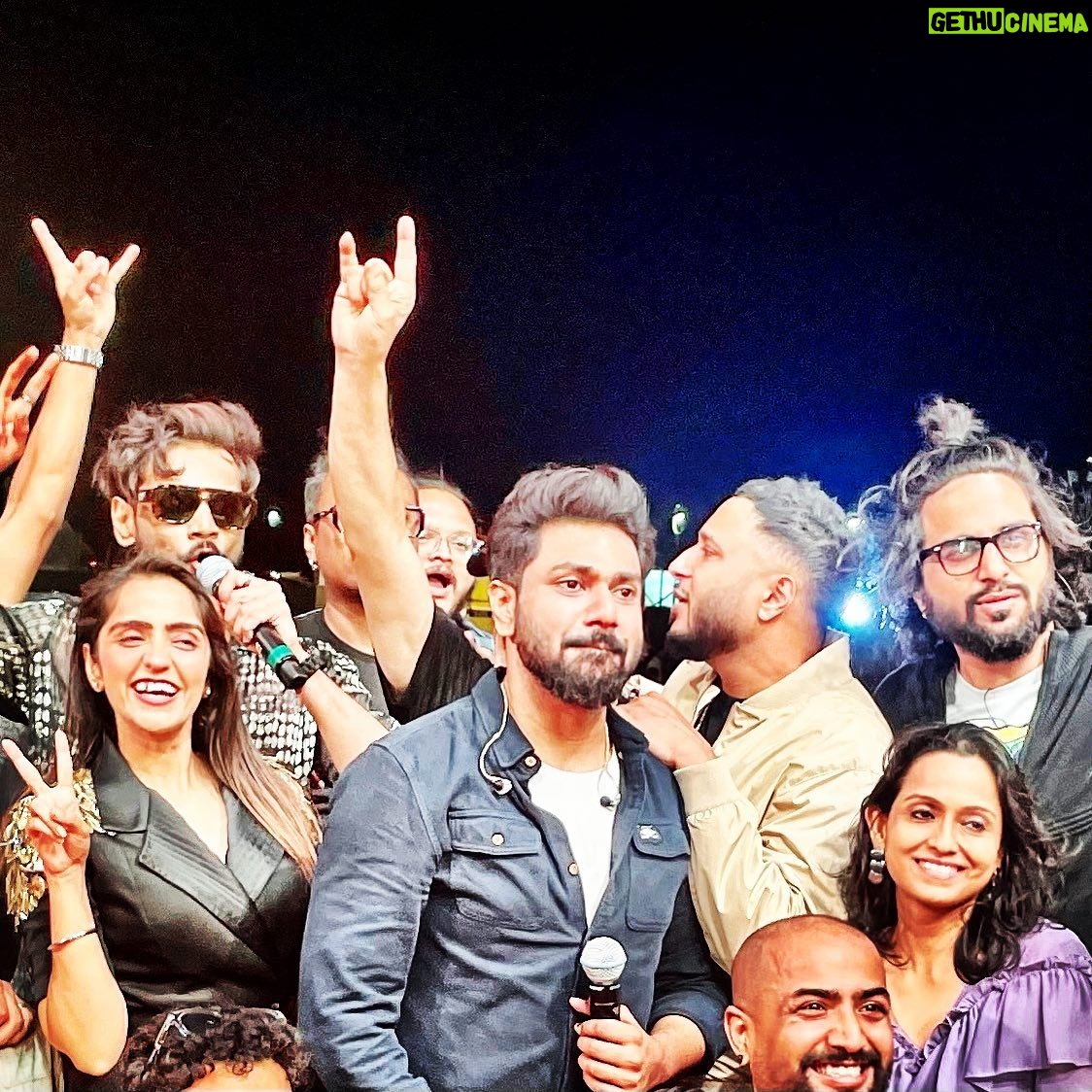 Ash King - 1.6K Likes - Brother @mithoon11 blessing the audience with his amazing songs and a brilliant line up of
@aseeskaurmusic
@javedali4u
@yasserdesai
@aamantrikha
@abhisheknailwal
-
šø - @a4arnab
#daman #mithoonlive #ashking