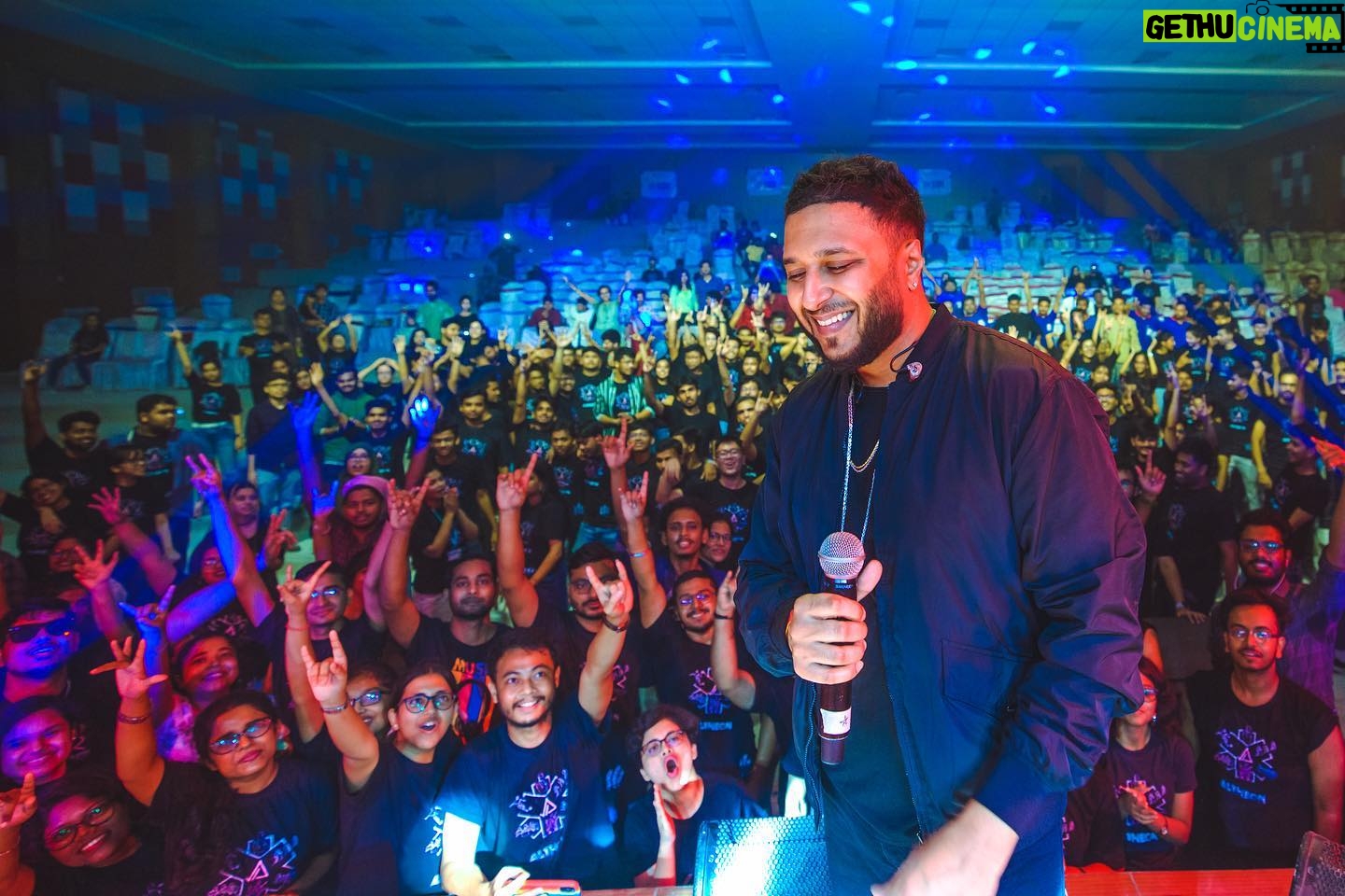 Ash King - 1.8K Likes - Scenes last night with a wild crowd @hidsar__calypso
-
-
Shout out to the team
@iamchin2_bhatt
@vinit_arora59
@sasmitrudra
@govindgawli1
@sanjuaguiar
@kylemukerjee
-
Special thanks to
@blackeyedevents
-
-
#instadaily #India #westbengaltour #portraits #ashkinglive #medicalcollege #bandpictures #pictures #medicalinstitute #bengal #capture #haldia #kolkatadairies #trending #haayeoye #baarish #moments #thekolkatabuzz #city #ashkingmusic #kolkatafoodie #follow #content #bangla #music #beautiful #collegeconcerts #collegecampus #art #bengal