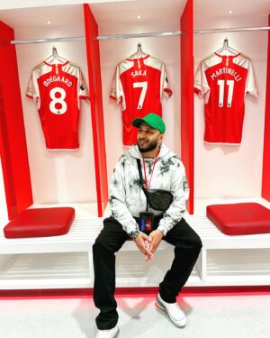 Ash King Instagram - Lovely day at the home of  @arsenal 
Wishing my team all the glory possible this season 🤞🏽
-
London is 🔴
#coyg